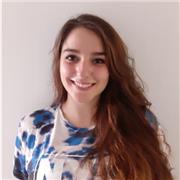 Profesora de química enfocada en estudiante de secundaria